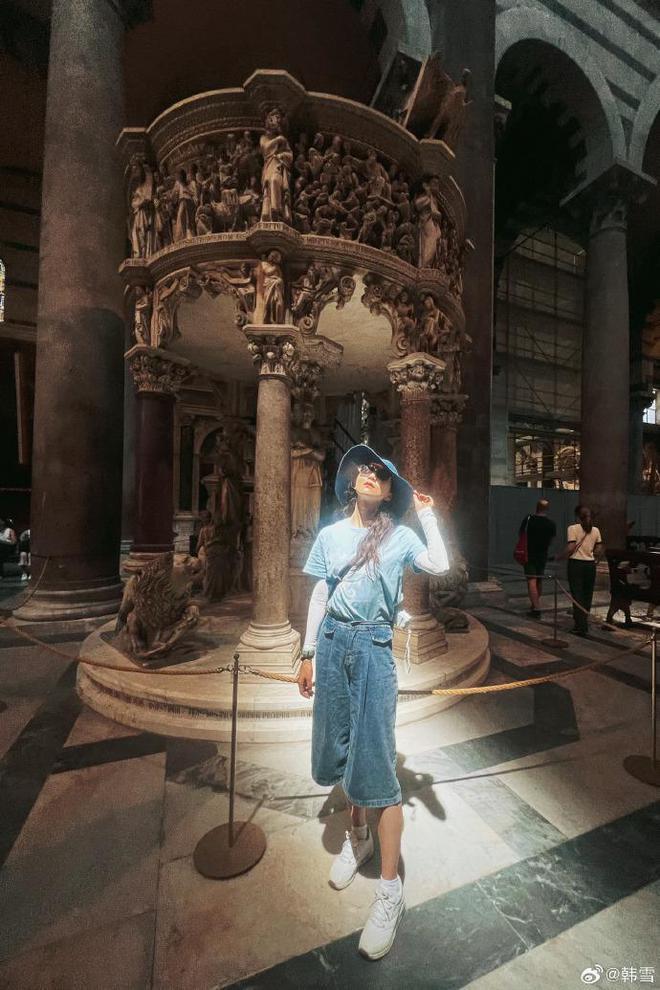 韩雪分享美照超养眼,与比萨斜塔互动俏皮可爱