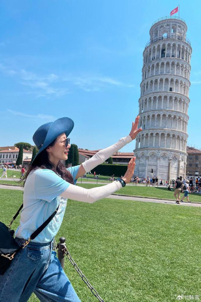韩雪分享美照超养眼,与比萨斜塔互动俏皮可爱