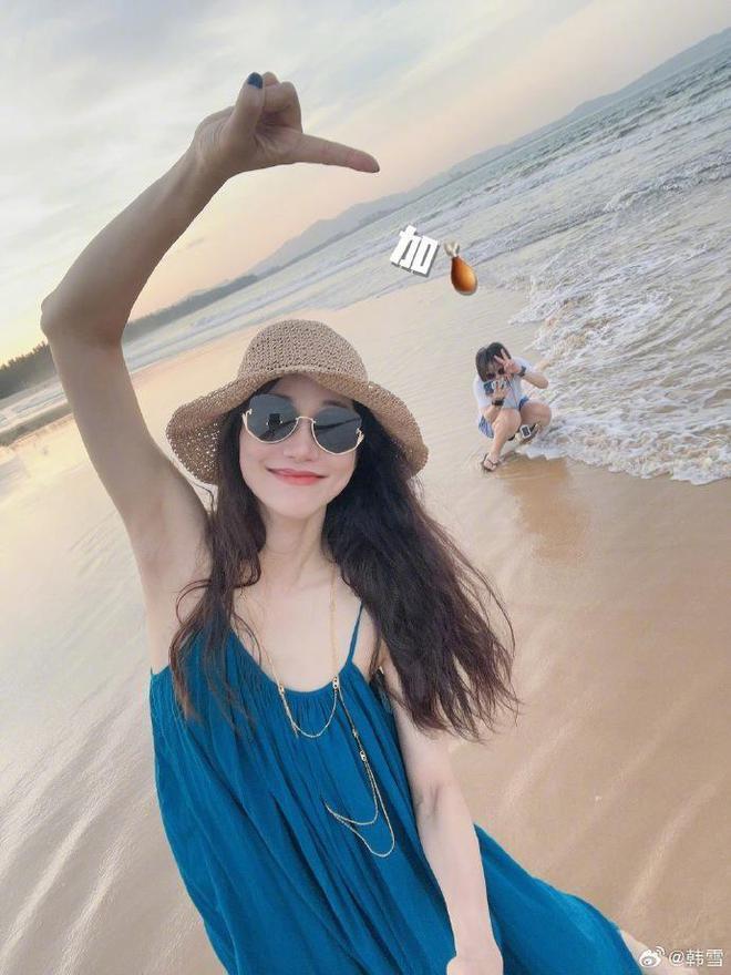 韩雪分享美照超养眼,与比萨斜塔互动俏皮可爱
