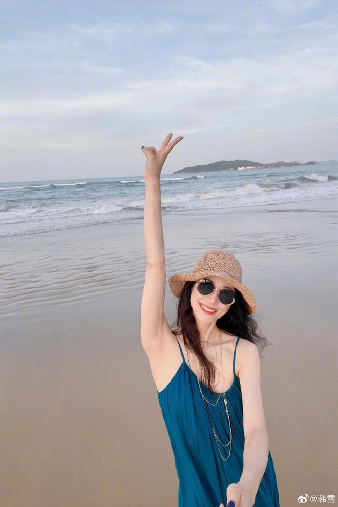 韩雪分享美照超养眼,与比萨斜塔互动俏皮可爱