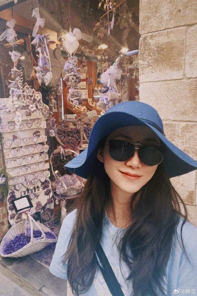 韩雪分享美照超养眼,与比萨斜塔互动俏皮可爱