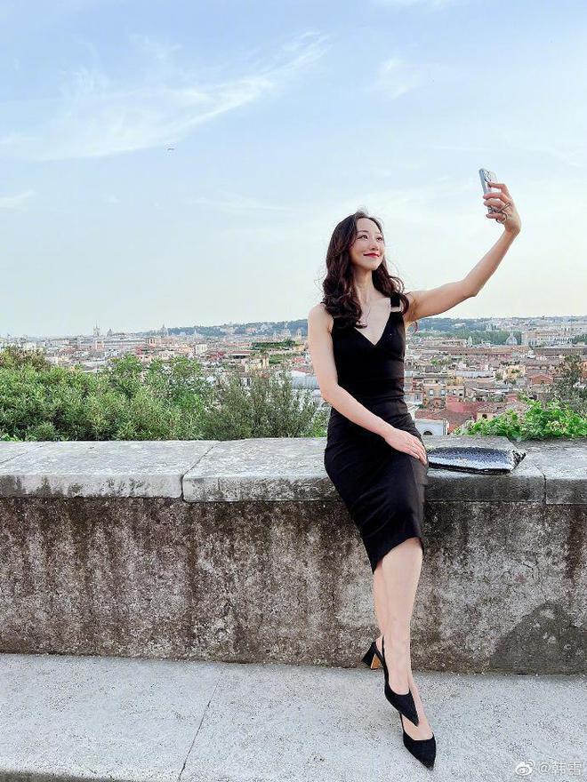 韩雪分享美照超养眼,与比萨斜塔互动俏皮可爱