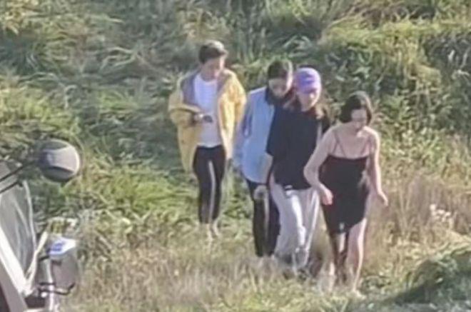 何超琼穿紧身黑礼裙在山上被偶遇 身材纤瘦状态佳