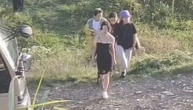 何超琼穿紧身黑礼裙在山上被偶遇 身材纤瘦状态佳