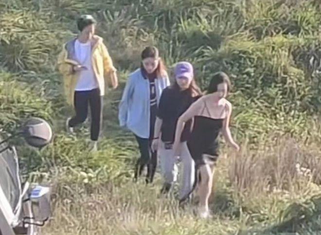 何超琼穿紧身黑礼裙在山上被偶遇 身材纤瘦状态佳