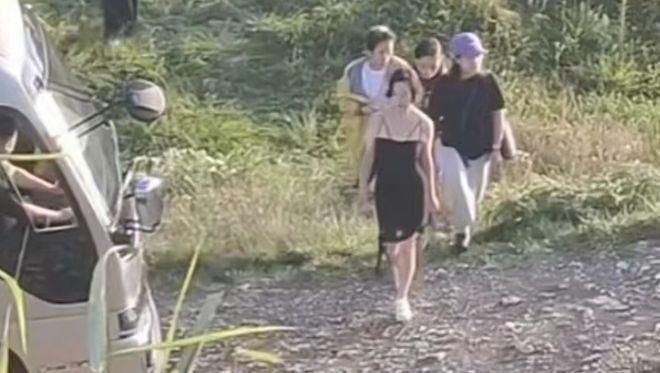 何超琼穿紧身黑礼裙在山上被偶遇 身材纤瘦状态佳