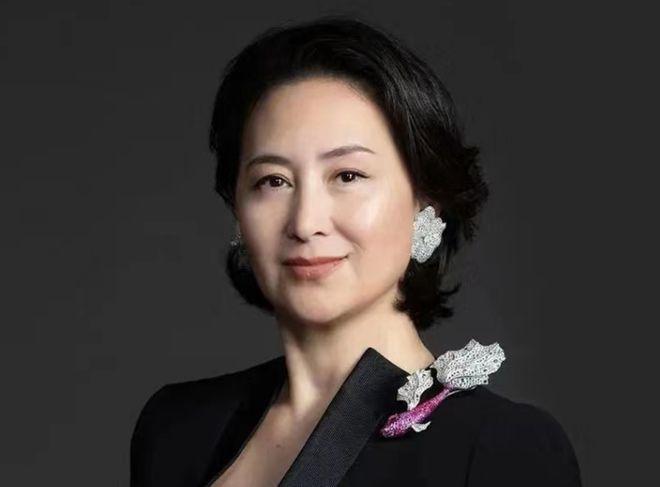 何超琼穿紧身黑礼裙在山上被偶遇 身材纤瘦状态佳