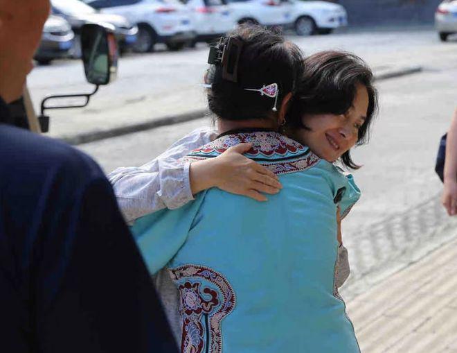 何超琼穿紧身黑礼裙在山上被偶遇 身材纤瘦状态佳