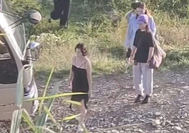 何超琼穿紧身黑礼裙在山上被偶遇 身材纤瘦状态佳