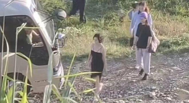 何超琼穿紧身黑礼裙在山上被偶遇 身材纤瘦状态佳