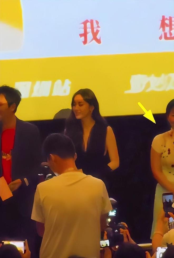 古力娜扎现身电影首映疑状态不佳 对女二态度敷衍