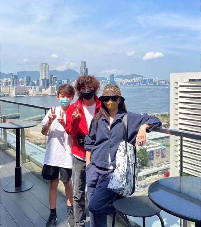曝谢霆锋长子疑情窦初开，携异性澳洲逛街，女方正面照曝光