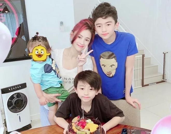 曝谢霆锋长子疑情窦初开，携异性澳洲逛街，女方正面照曝光