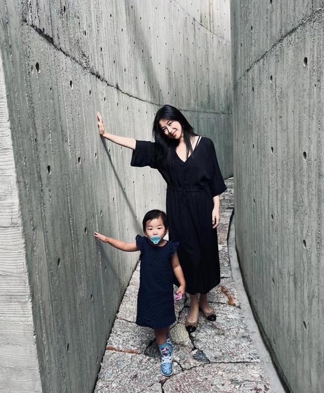 朱珠一家旅游！女儿为妈妈补妆 对奶嘴有瘾惹争议