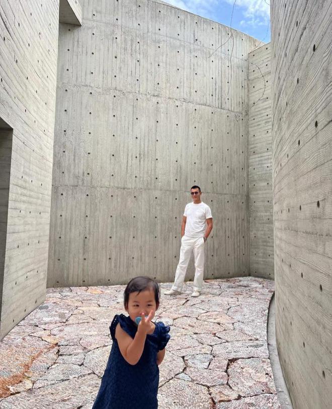 朱珠一家旅游！女儿为妈妈补妆 对奶嘴有瘾惹争议