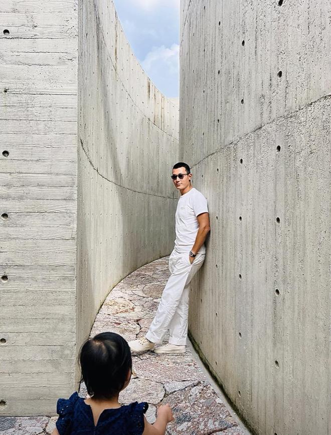 朱珠一家旅游！女儿为妈妈补妆 对奶嘴有瘾惹争议