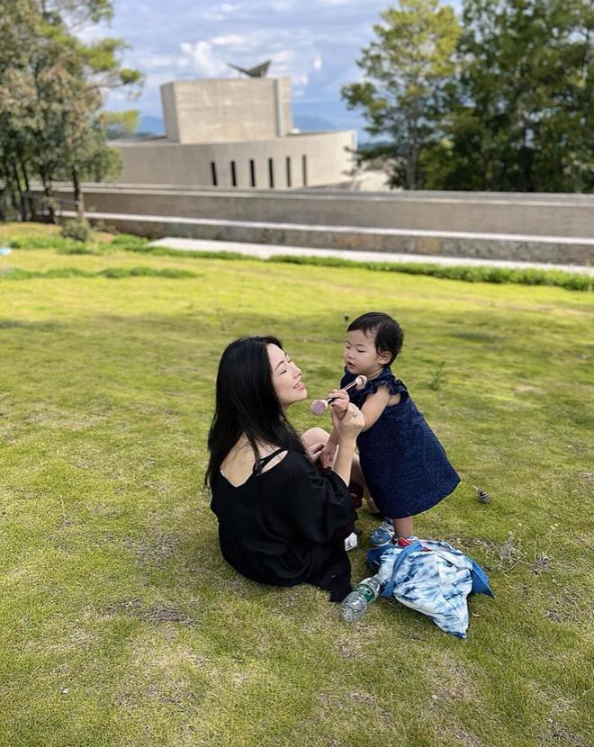 朱珠一家旅游！女儿为妈妈补妆 对奶嘴有瘾惹争议