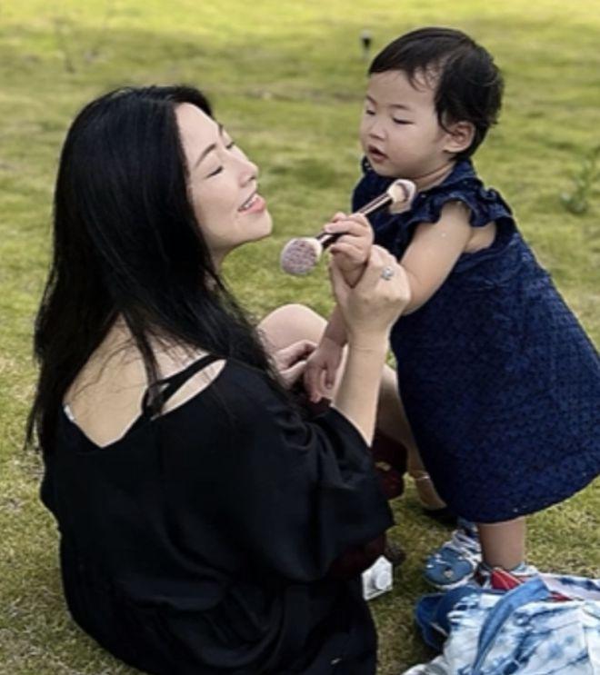 朱珠一家旅游！女儿为妈妈补妆 对奶嘴有瘾惹争议