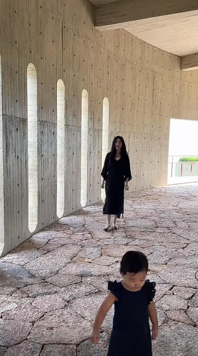 朱珠一家旅游！女儿为妈妈补妆 对奶嘴有瘾惹争议