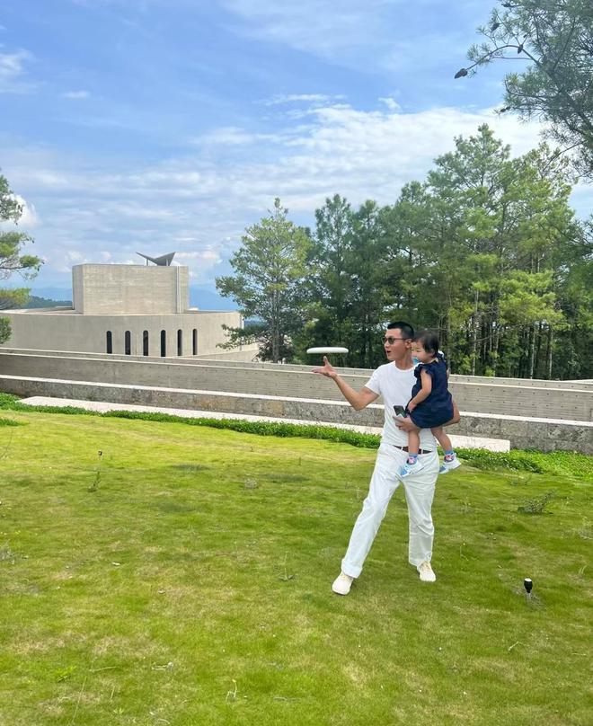 朱珠一家旅游！女儿为妈妈补妆 对奶嘴有瘾惹争议