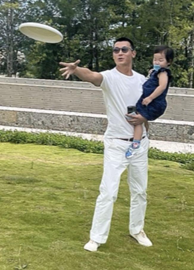 朱珠一家旅游！女儿为妈妈补妆 对奶嘴有瘾惹争议