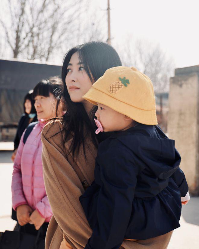 朱珠一家旅游！女儿为妈妈补妆 对奶嘴有瘾惹争议