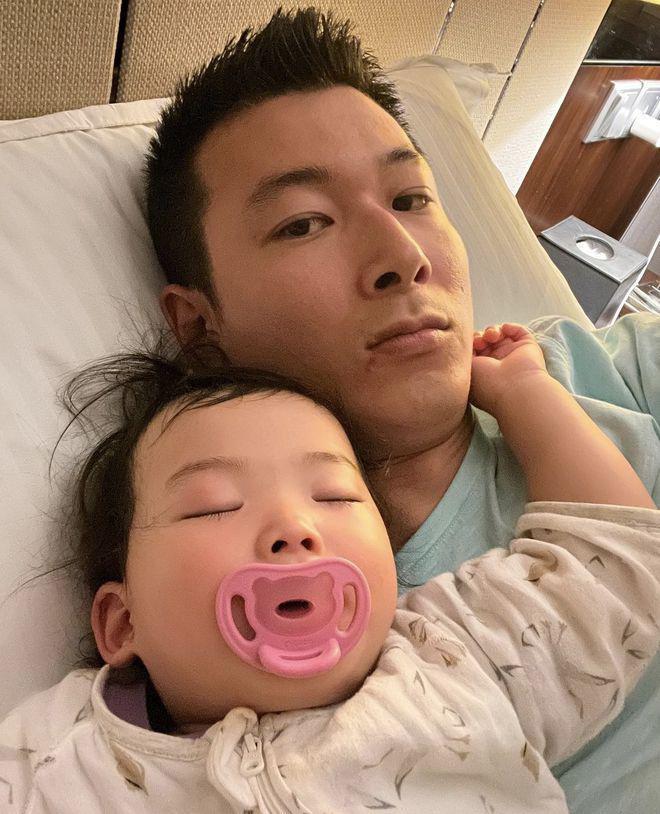 朱珠一家旅游！女儿为妈妈补妆 对奶嘴有瘾惹争议