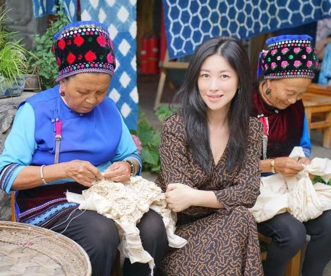 朱珠一家旅游！女儿为妈妈补妆 对奶嘴有瘾惹争议