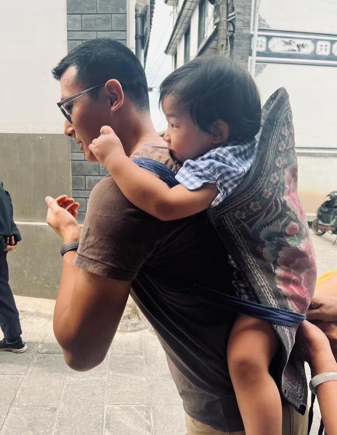 朱珠一家旅游！女儿为妈妈补妆 对奶嘴有瘾惹争议