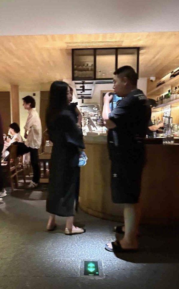 朱珠一家旅游！女儿为妈妈补妆 对奶嘴有瘾惹争议