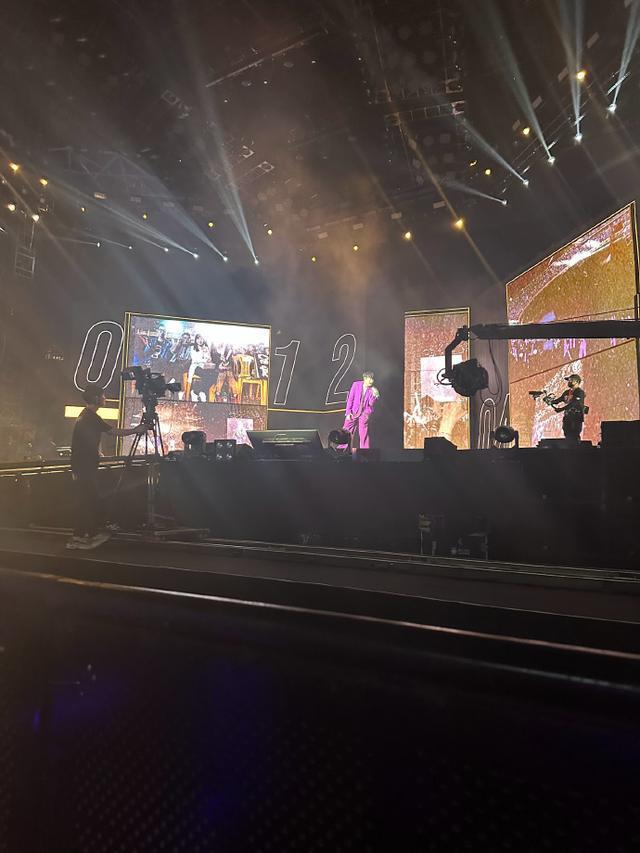 BY2晒照现身林俊杰演唱会 baby惊喜同框俏皮比耶