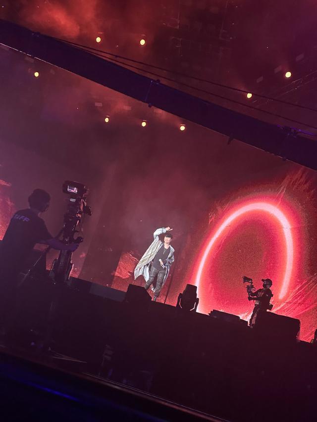 BY2晒照现身林俊杰演唱会 baby惊喜同框俏皮比耶