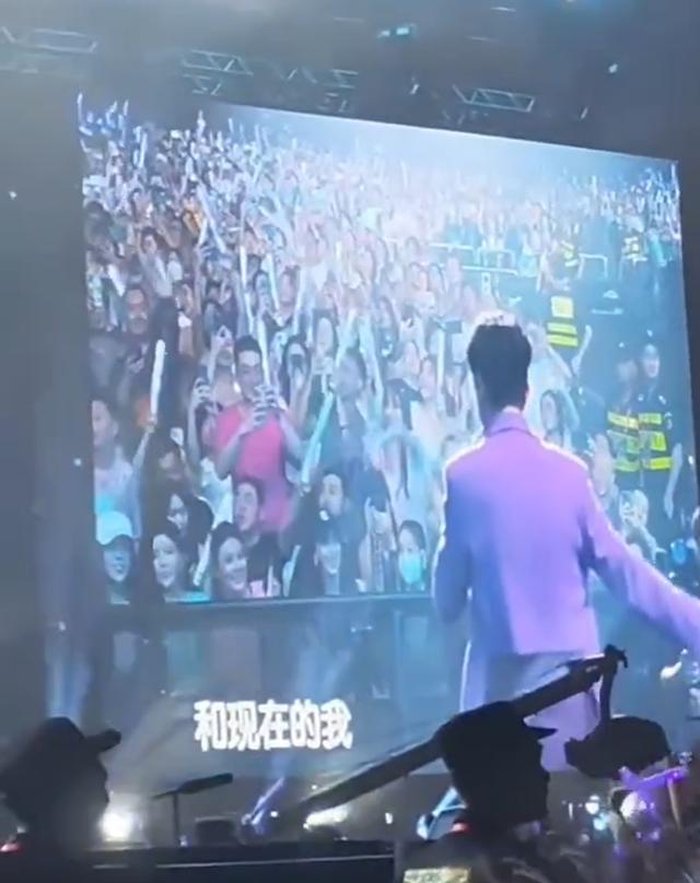 Angelababy看林俊杰演唱会 挥舞荧光棒笑容灿烂