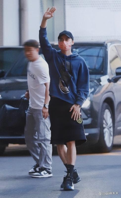 李易峰风波后首露面，穿千元卫衣依然优渥，向粉丝多次鞠躬