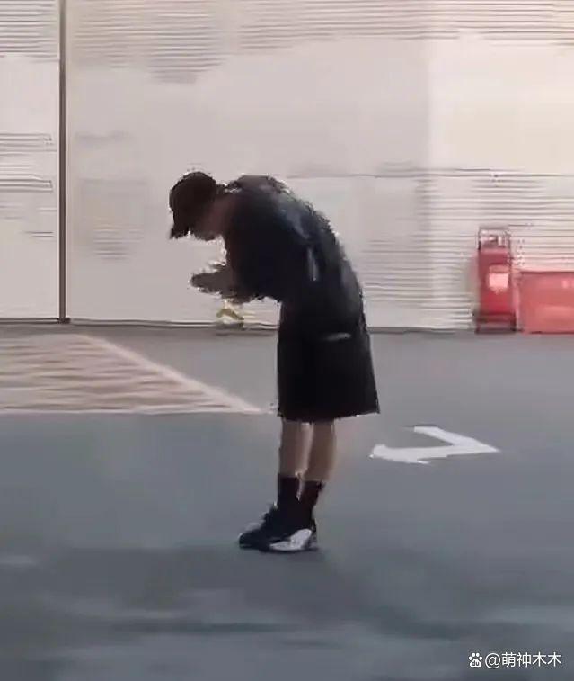 李易峰风波后首露面，穿千元卫衣依然优渥，向粉丝多次鞠躬