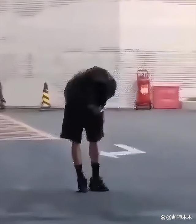 李易峰风波后首露面，穿千元卫衣依然优渥，向粉丝多次鞠躬