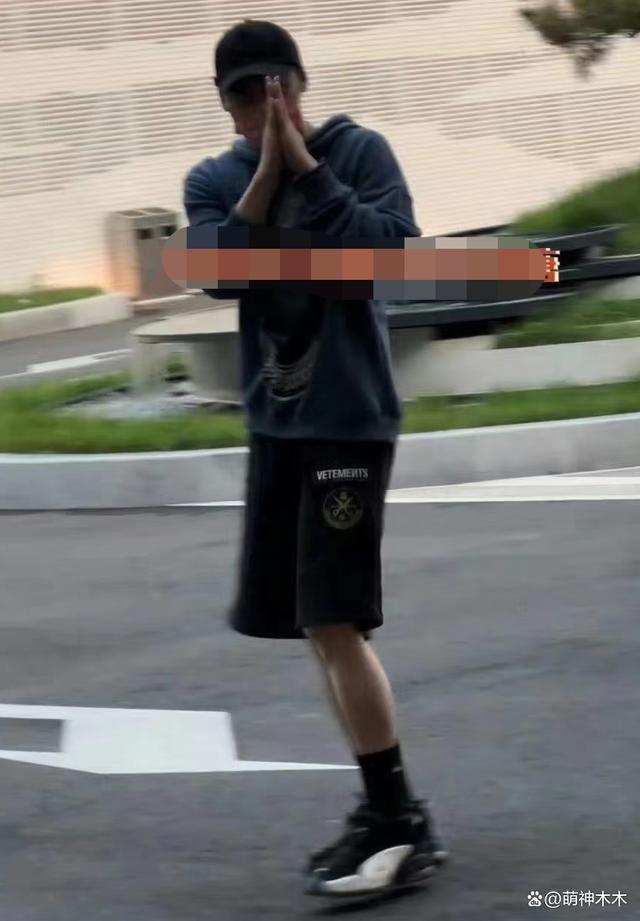 李易峰风波后首露面，穿千元卫衣依然优渥，向粉丝多次鞠躬