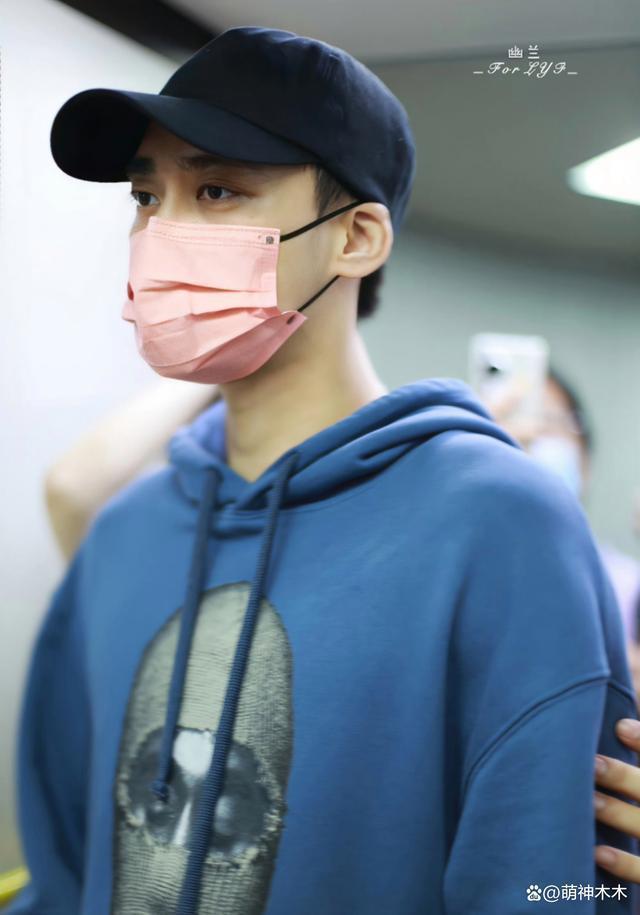 李易峰风波后首露面，穿千元卫衣依然优渥，向粉丝多次鞠躬