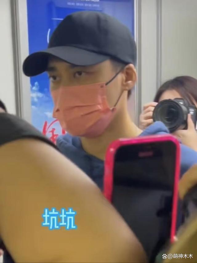 李易峰风波后首露面，穿千元卫衣依然优渥，向粉丝多次鞠躬