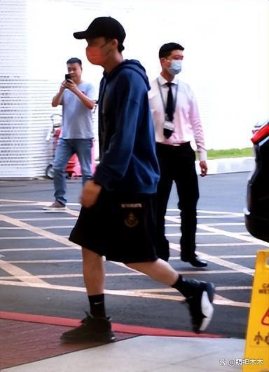 李易峰风波后首露面，穿千元卫衣依然优渥，向粉丝多次鞠躬