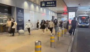 李易峰风波后首露面，穿千元卫衣依然优渥，向粉丝多次鞠躬