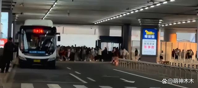 李易峰风波后首露面，穿千元卫衣依然优渥，向粉丝多次鞠躬