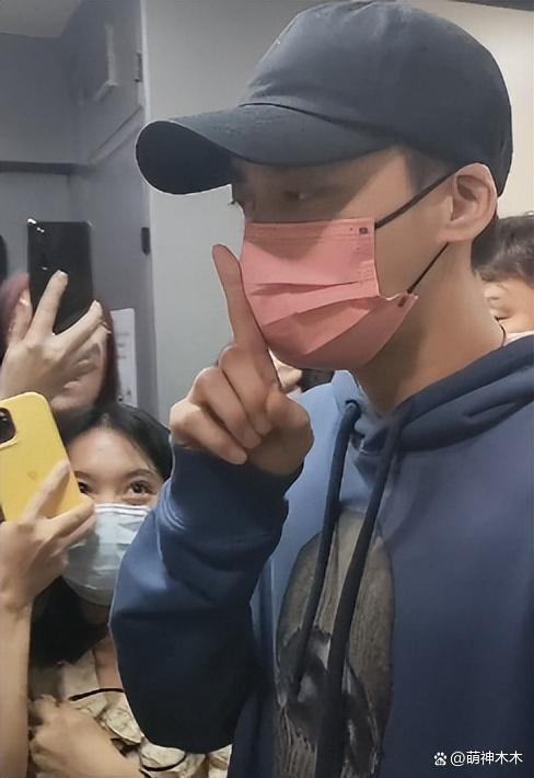 李易峰风波后首露面，穿千元卫衣依然优渥，向粉丝多次鞠躬