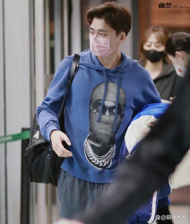 李易峰风波后首露面，穿千元卫衣依然优渥，向粉丝多次鞠躬