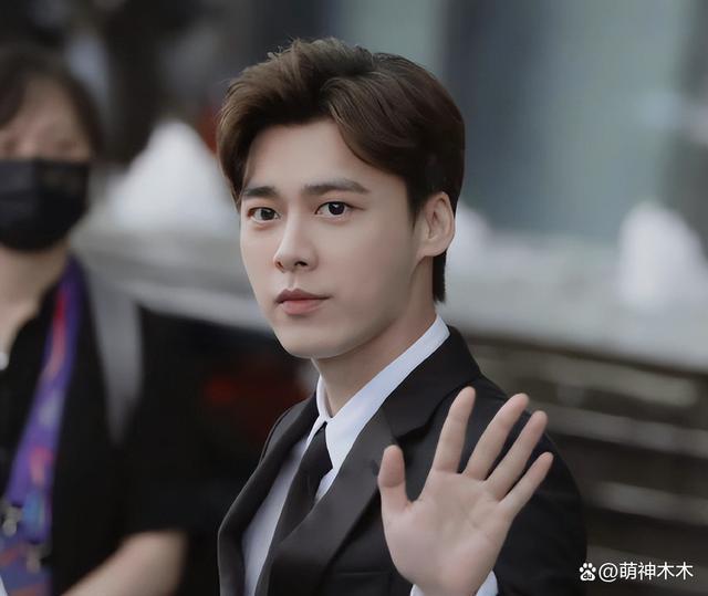 李易峰风波后首露面，穿千元卫衣依然优渥，向粉丝多次鞠躬