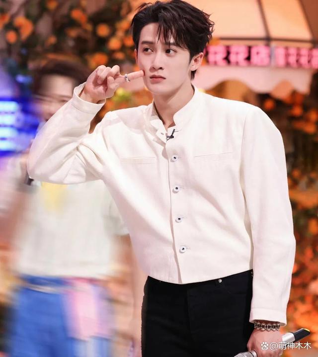 《星期六》男星“小心机”，檀健次邓为很明显，魏大勋最实诚