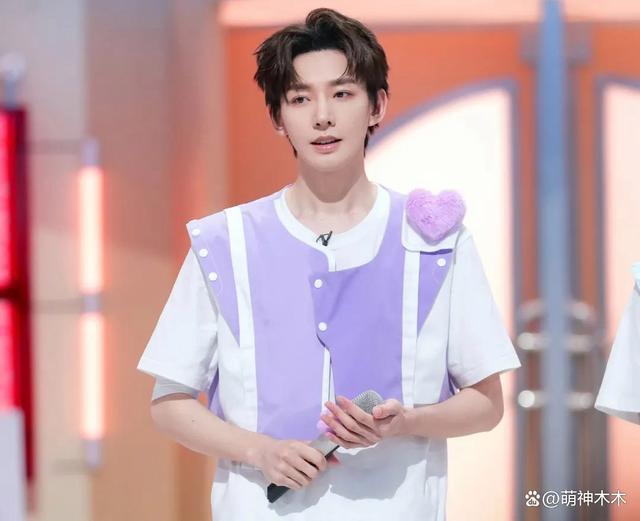 《星期六》男星“小心机”，檀健次邓为很明显，魏大勋最实诚