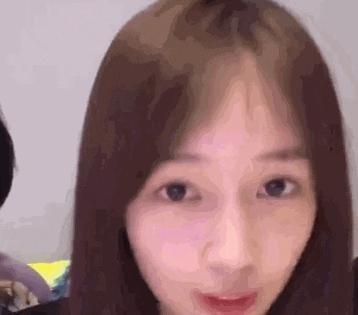 秦牛正威直播再怼人！语气轻蔑：难道要我给你跪下吗？