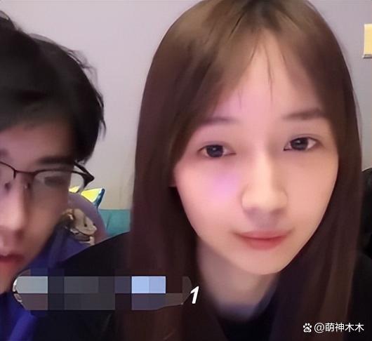 秦牛正威直播再怼人！语气轻蔑：难道要我给你跪下吗？