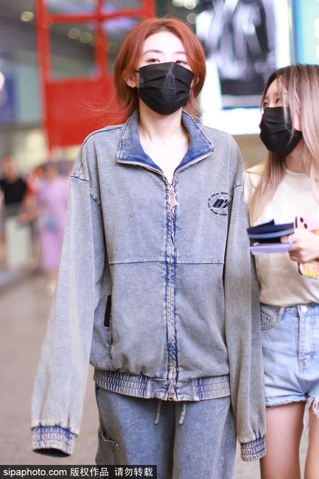 喻言穿一身宽松牛仔装现身机场 慵懒个性时髦亮眼